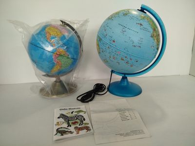 un globe bleu avec un socle bleu et un support bleu sur lequel est représenté un zèbre