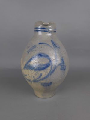 un vase bleu et blanc posé sur une table