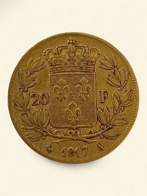 Gros plan sur une pièce d'or ornée d'une couronne
