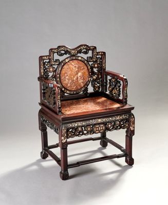 une image représentant une chaise en bois dont l'assise est sculptée
