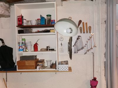 une pièce dans laquelle se trouvent une étagère et une lampe
