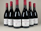 six bouteilles de vin rouge alignées