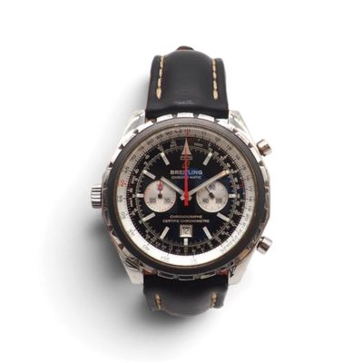 gros plan d'une montre sur une surface blanche