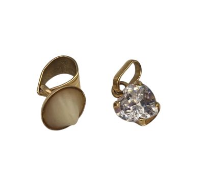 une paire de boucles d'oreilles dorées ornées d'un cristal transparent