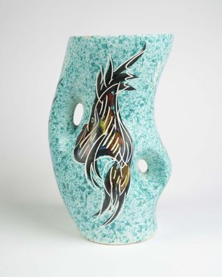 un vase bleu orné d'un cheval, posé sur un fond blanc
