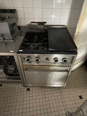 une cuisine équipée d'une cuisinière, d'une plaque de cuisson et d'un four
