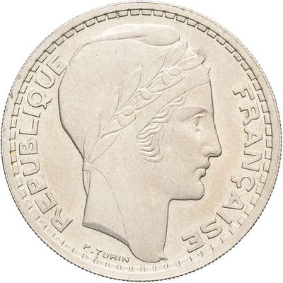 gros plan d'une pièce de monnaie sur laquelle figure une tête de femme