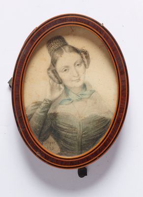 une vieille photo d'une femme en robe et avec un nœud papillon