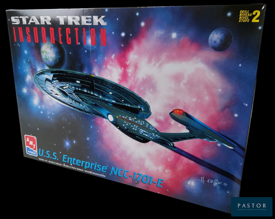 une boîte contenant une maquette d'un vaisseau de Star Trek