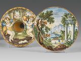 trois assiettes décoratives avec un tableau sur une table