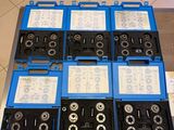 de nombreux outils de toutes sortes posés sur une table