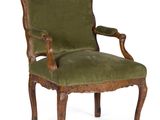 une image représentant une chaise dont l'assise est recouverte de tissu vert