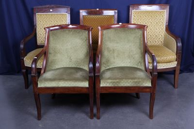 quatre chaises avec un revêtement vert, un revêtement vert, un revêtement vert, un revêtement vert, un revêtement vert, un revêtement vert, un revêtement vert, un revêtement vert