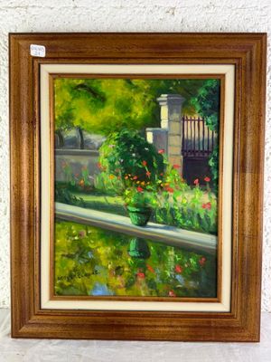 tableau à l'huile encadré représentant une scène de jardin avec des fleurs et un portail