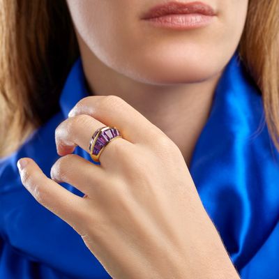 une femme qui porte une bague au doigt