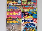 une pile de bandes dessinées posée sur une table blanche