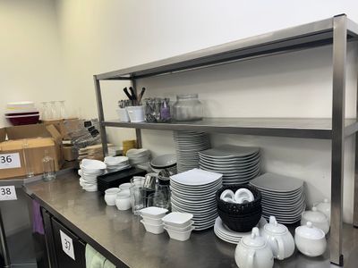 beaucoup d'assiettes et de bols sur le comptoir de la cuisine