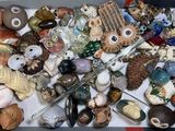 une boîte remplie d'objets assortis posée sur une table