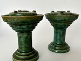 deux vases verts posés l'un à côté de l'autre sur une table