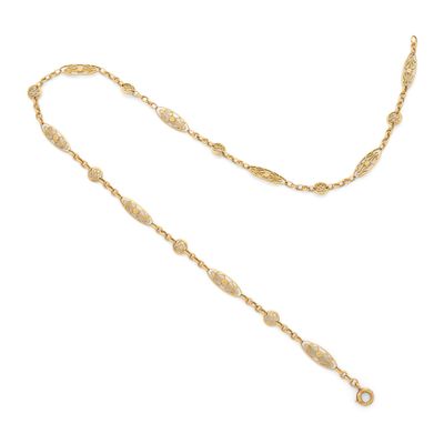 un collier en or dont la chaîne est mise en valeur sur un fond blanc
