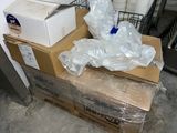 une pile de cartons empilés les uns sur les autres