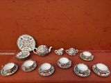 un grand nombre de tasses à thé et de soucoupes posées sur une table