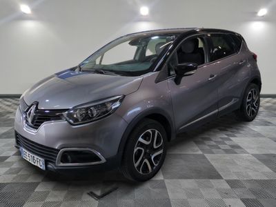 la voiture grise est garée sur un sol en damier dans le garage