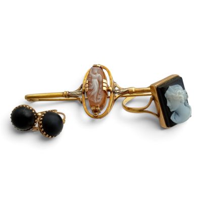un gros plan sur une paire de boucles d'oreilles et une broche