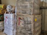 une grande pile de cartons posée au milieu d'un entrepôt