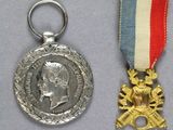 deux médailles et une médaille sur un fond bleu