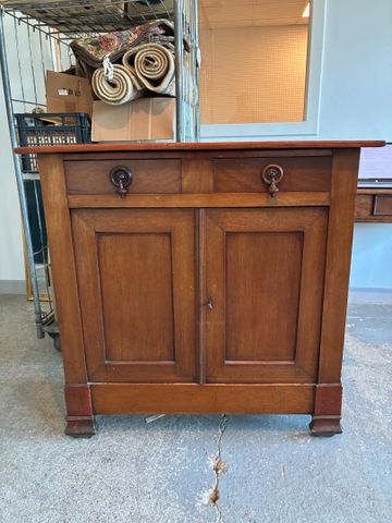 Buffet bas droit, ouvrant à deux portes et deux tiroirs. H 97 L 9