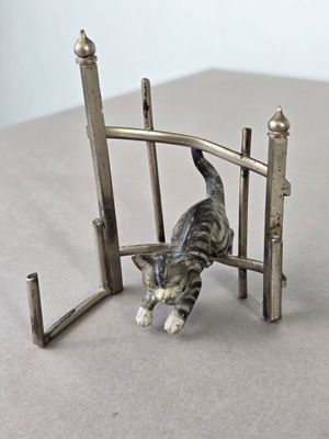 un chat qui joue avec un jouet posé sur la table