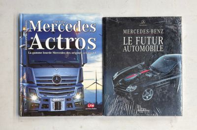 deux livres posés l'un à côté de l'autre sur une table