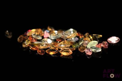 de très jolis cristaux colorés sur un fond noir