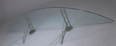 une table en verre avec un plateau en verre posée sur un piètement blanc
