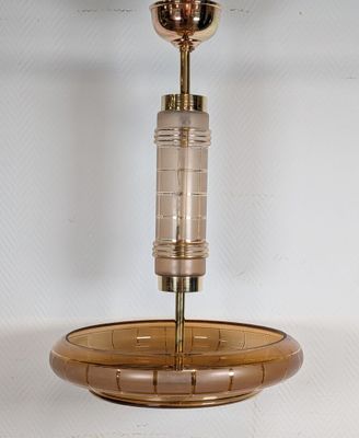un bougeoir en verre sur lequel est posée une bougie