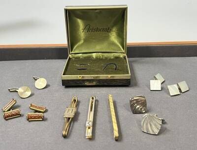 un grand nombre d'objets différents posés sur la table