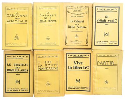 six livres de littérature française sont empilés les uns sur les autres