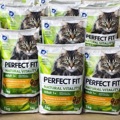 plusieurs sacs de nourriture pour chat posés sur une table