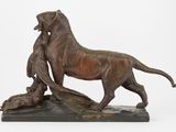 statue en bronze représentant un chien tenant un oiseau dans la gueule