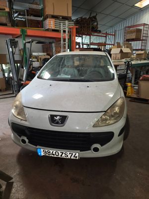 une photo d'une voiture blanche dans un garage
