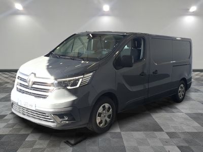 la camionnette grise est garée sur le sol en damier d'une pièce