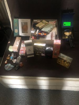 une table sur laquelle se trouvent de nombreux objets