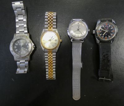 trois montres sont assises l'une à côté de l'autre sur une table