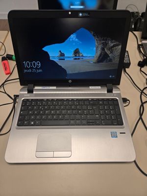 un ordinateur portable posé sur un bureau