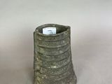deux vases placés l'un à côté de l'autre