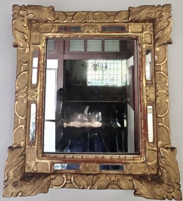 un miroir accroché au mur au-dessus d'une table