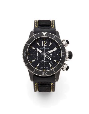 un gros plan d'une montre sur une surface blanche avec un fond blanc