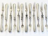beaucoup de fourchettes et de cuillères sur la table