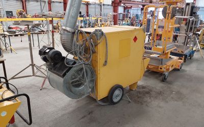 une machine qui se trouve au milieu d'un entrepôt